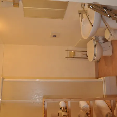 At לינה וארוחת בוקר